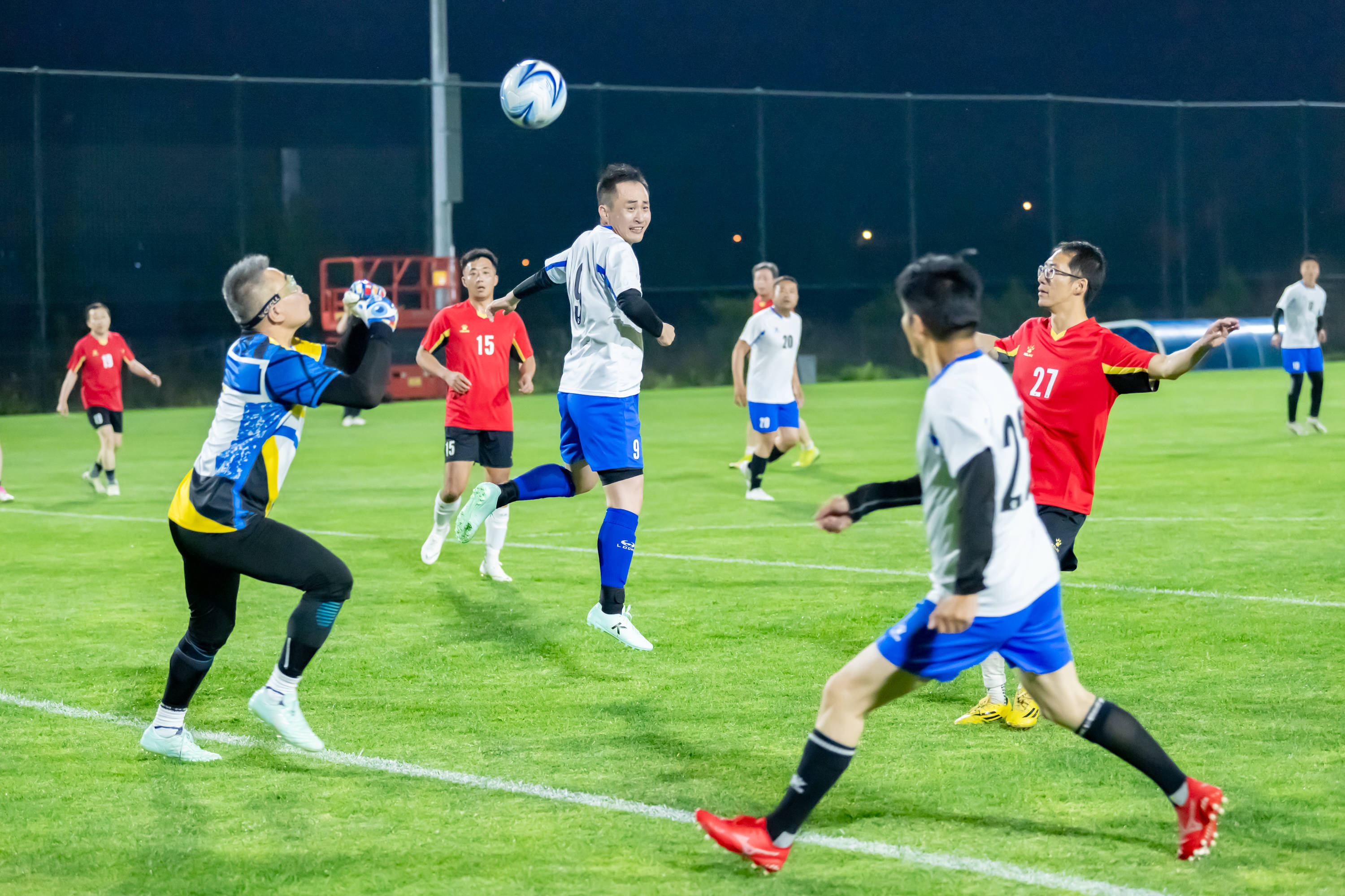 AG体育官方网站-现场观众见证足球比赛的激烈竞争(现场观众见证足球比赛的激烈竞争的句子)