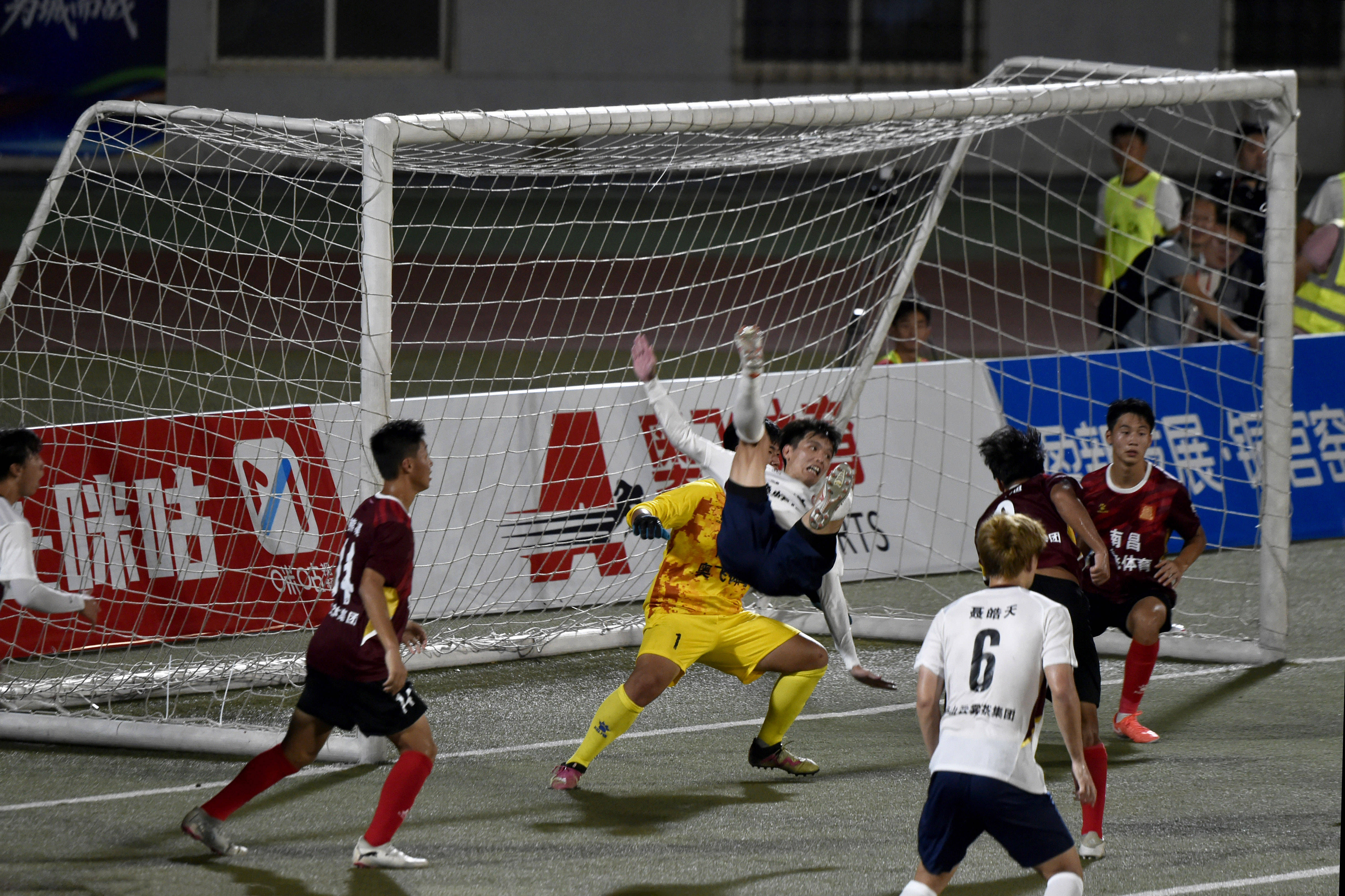 现场观众见证足球比赛的激烈竞争(现场观众见证足球比赛的激烈竞争的句子)